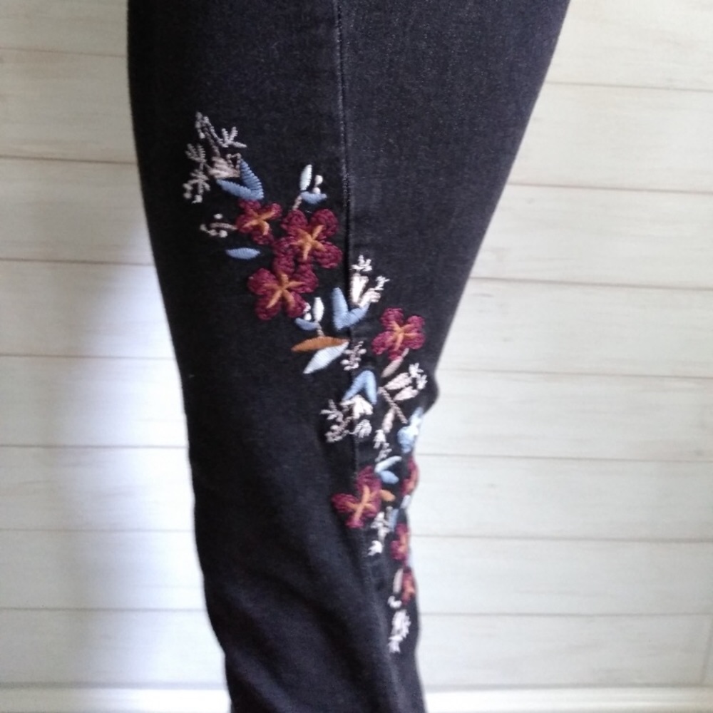 ๐ Mossimo Embroidered Black and Floral Mid Rise Curvy Skinny Jeans, Size 6 Short - Picture 7 of 12